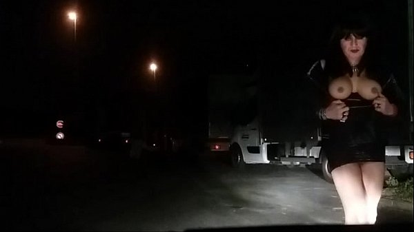 seins nu sur parking routier