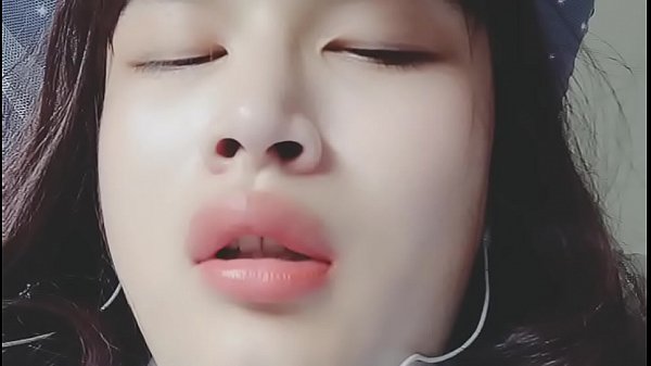 中国伪娘宿舍床帘内自慰淫叫