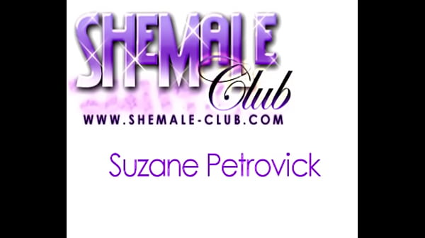 travesti loira no banheiro