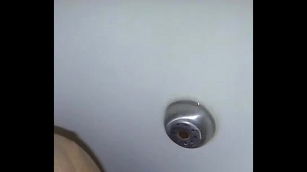 tocandome en el baño