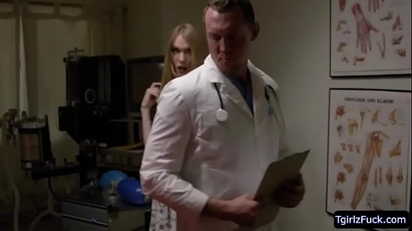 Tiny ts Crystal Thayer suck doctor cock