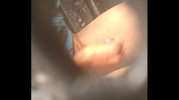 En el baño masturbándose