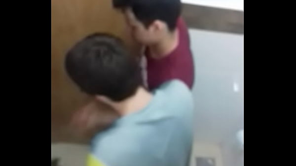 Noivinhos gostosos deram uma bela mamada no banheiro e depois de gozarem saíram normalmente pra festa