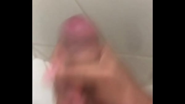 Dotado batendo punheta no banheiro