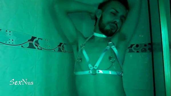 Bailando techno desnudo en el baño