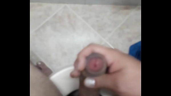 Arrecho en el baño paja y leche