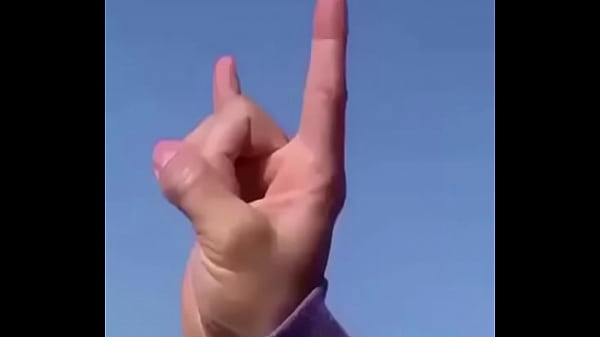 Novinha foi abrir a boca e levou uma teia branca e sedosa na cara