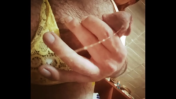 Travesti en lencería amarilla