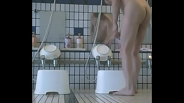 股間タックからペニクリ出してシャワー