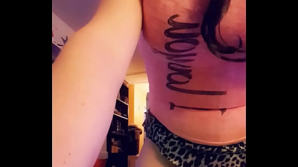 Amateur crossdresser cums with plug in