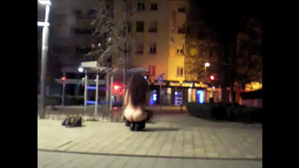 María Lizana se desnuda en un parque público