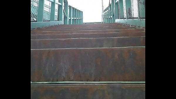 階段でスパッツお漏らし