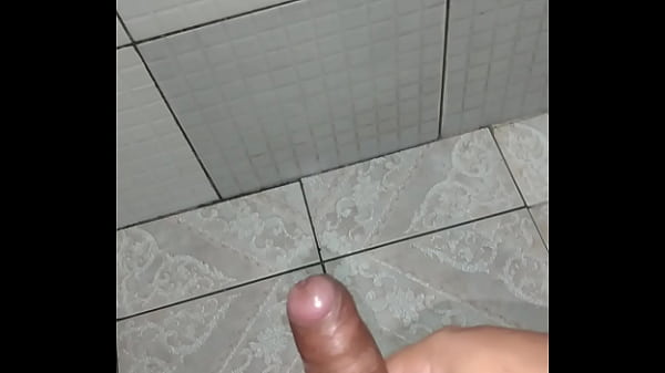 Eu gozando muito no banheiro