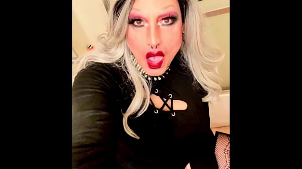 Sexy beautiful American, smoking fetish goddess Marilyn Loversmoke