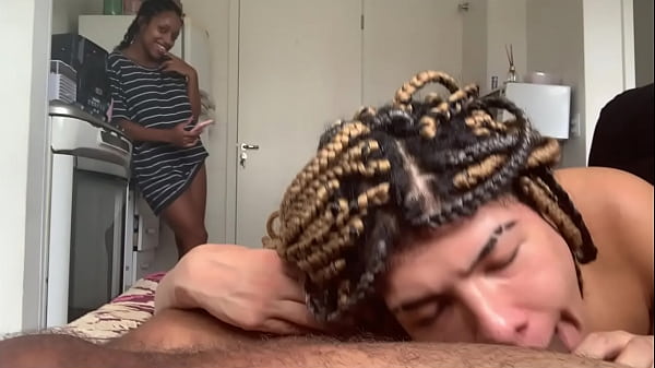 Deixei meu namorado e minha amiga em casa mas quando cheguei tive uma surpresa