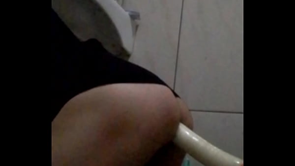 Croosdress flaquito metiéndose su consolador en el culo