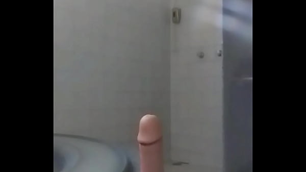 Brincando com meu consolo De 20cm na banheira de hidromassagem.