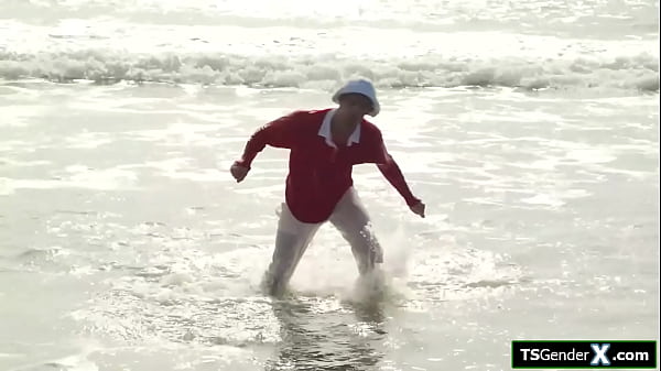 Shemale hula babes Kasey Kei n Khloe Kay suck washed up guy