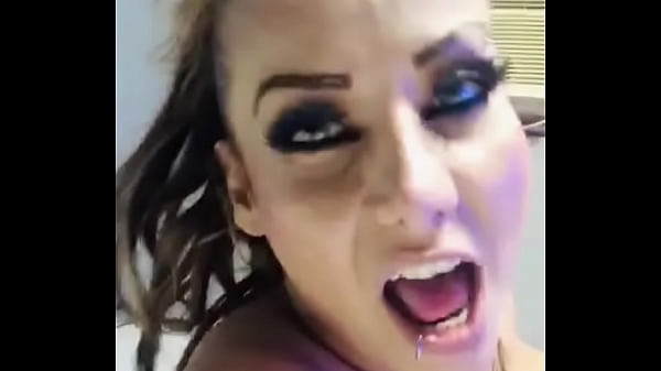 Alessaandra disfrutando el encierro