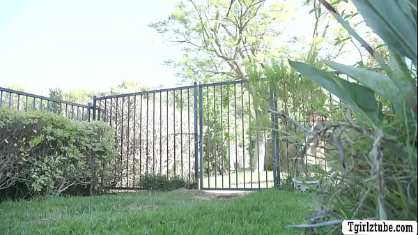 Blonde hottie River Lynn rides TS pool cleaners meat