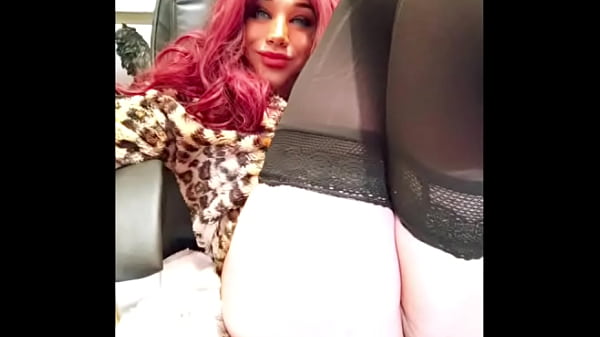 Emma montre ses seins et sa grosse bite de pute