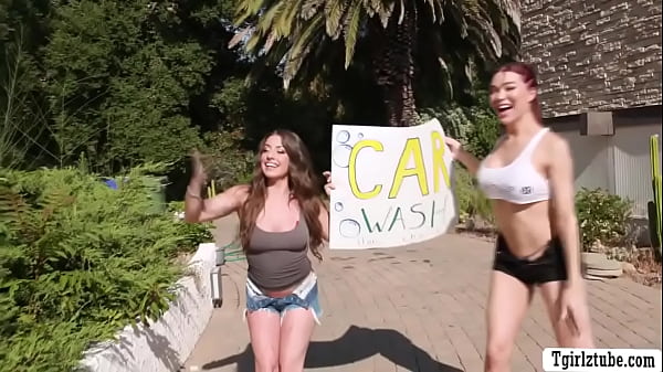 TS babe Emma Rose give extra service to customer