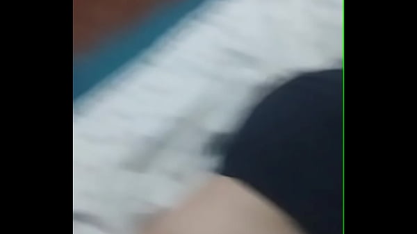 Lorena juega con un plug en la cama vestida muy sexy