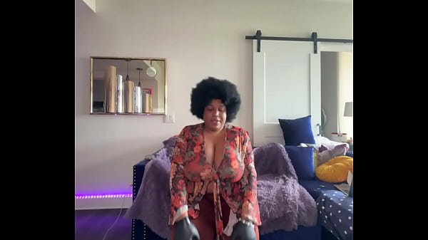 CURVY VIXEN SHEMALE PATRAVONTESSE OILS UP AND JERKS OFF